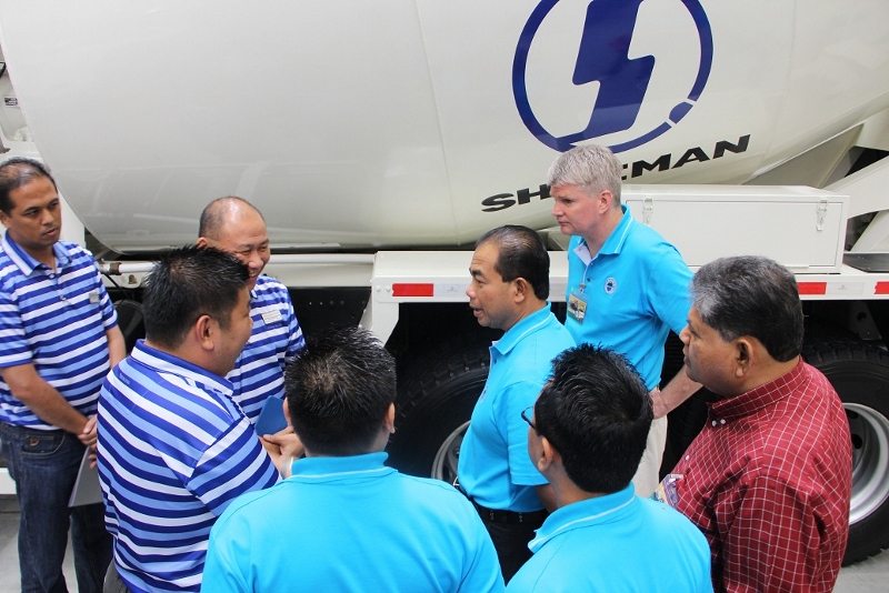 deputy-minister-visit-shacman-mixer-truck-800x534